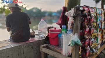 Di tengah kerasnya hidup di ibu kota, pria asal Rangkas Bitung ini tak lelah mencari nafkah hingga larut malam