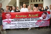 Warga Bentangkan Spanduk Apresiasi Ima Mahdiah Realisasikan Pengaspalan Jalan di Kembangan Selatan
