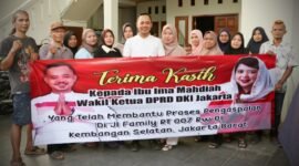 Warga Bentangkan Spanduk Apresiasi Ima Mahdiah Realisasikan Pengaspalan Jalan di Kembangan Selatan
