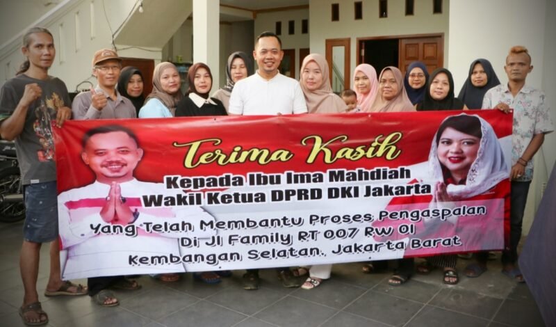 Warga Bentangkan Spanduk Apresiasi Ima Mahdiah Realisasikan Pengaspalan Jalan di Kembangan Selatan
