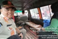 Kasatpol-PP Kel.Kapuk Gunakan Transportasi Umum ke Kantor Kelurahan Kapuk