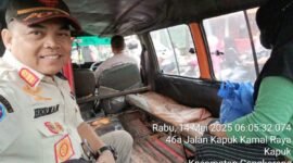 Kasatpol-PP Kel.Kapuk Gunakan Transportasi Umum ke Kantor Kelurahan Kapuk