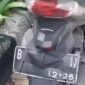 seorang pengendara sepeda motor tertangkap basah oleh petugas saat mencoba menutupi pelat nomor kendaraannya menggunakan masker.