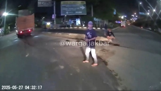 Foto tangkapan layar, Aksi pemalakan di jalan kapuk Kamal, Ring Road Jakarta Barat 