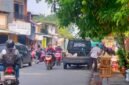 Pedagang buah di trotoar Jalan Kali Baru Timur tampak menurunkan buah dari mobil ke lapak dagangannya