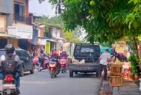 Pedagang Buah Kuasai Trotoar Jalan Kali Baru Timur, Warga Keluhkan Gangguan Akses Pejalan Kaki