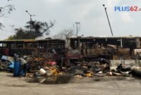 Kondisi bangkai bus Transjakarta masih terlihat di Terminal Rawa Buaya, Cengkareng, Jakarta Barat, usai peristiwa kebakaran. Foto dok. plus62.co/rdw