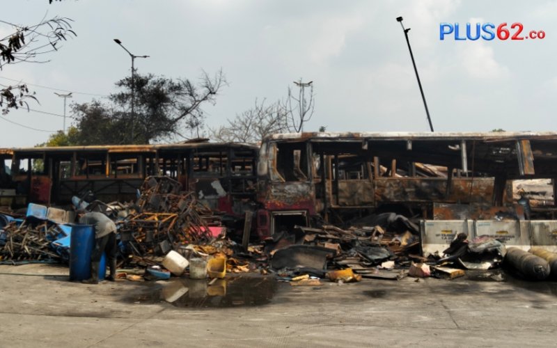 Kondisi bangkai bus Transjakarta masih terlihat di Terminal Rawa Buaya, Cengkareng, Jakarta Barat, usai peristiwa kebakaran. Foto dok. plus62.co/rdw
