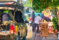 Warga menyayangkan maraknya PKL yang tiba-tiba membuka lapak di trotoar membuat pejalan kaki terpaksa melewati badan jalan. 