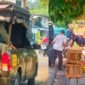 Warga menyayangkan maraknya PKL yang tiba-tiba membuka lapak di trotoar membuat pejalan kaki terpaksa melewati badan jalan. 