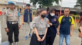 Polsek Palmerah berhasil mengungkap kasus ini dan mengamankan pelaku yang diduga ibu kandung bayi tersebut