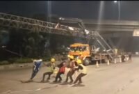 Polsek Cilincing Bongkar Gawang Pembatas Ketinggian Yang Membahayakan Pengguna Jalan