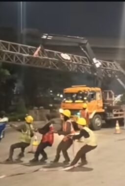 Polsek Cilincing Bongkar Gawang Pembatas Ketinggian di Wilayah Cilincing
