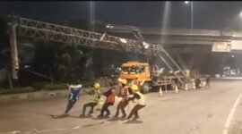 Polsek Cilincing Bongkar Gawang Pembatas Ketinggian Yang Membahayakan Pengguna Jalan