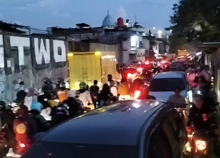 Macet Parah di Kapuk Jakarta Barat, Pengendara Terjebak Macet hingga 2 Jam