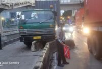 Sebuah Kontainer menabrak separator Transjakarta di Jl. Letjend.S.Parman Jakarta Barat (dok TMC Polda Metrojaya)