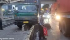 Sebuah Kontainer menabrak separator Transjakarta di Jl. Letjend.S.Parman Jakarta Barat (dok TMC Polda Metrojaya)