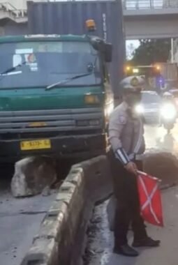 Kontainer Tabrak Separator Transjakarta, Jalan S Parman Macet