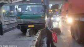 Sebuah Kontainer menabrak separator Transjakarta di Jl. Letjend.S.Parman Jakarta Barat (dok TMC Polda Metrojaya)