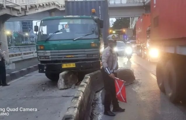 Sebuah Kontainer menabrak separator Transjakarta di Jl. Letjend.S.Parman Jakarta Barat (dok TMC Polda Metrojaya)