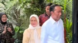 Presiden ke-7 Republik Indonesia, Joko Widodo, menyapa ribuan warga yang sudah memadati kediamannya di Solo