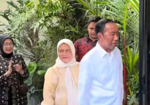 Presiden ke-7 Republik Indonesia, Joko Widodo, menyapa ribuan warga yang sudah memadati kediamannya di Solo