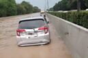 Hujan deras menyebabkan kali sabi meluap ke tol Jakarta Tangerang menyebabkan banjir dan  Kemacetan di KM 24 arah Jakarta dan arah Tangerang, foto tangkapan layar pengguna jalan tol