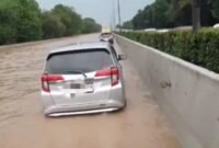 Hujan deras menyebabkan kali sabi meluap ke tol Jakarta Tangerang menyebabkan banjir dan  Kemacetan di KM 24 arah Jakarta dan arah Tangerang, foto tangkapan layar pengguna jalan tol
