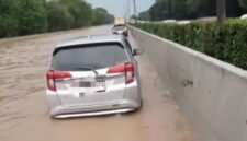 Hujan deras menyebabkan kali sabi meluap ke tol Jakarta Tangerang menyebabkan banjir dan  Kemacetan di KM 24 arah Jakarta dan arah Tangerang, foto tangkapan layar pengguna jalan tol