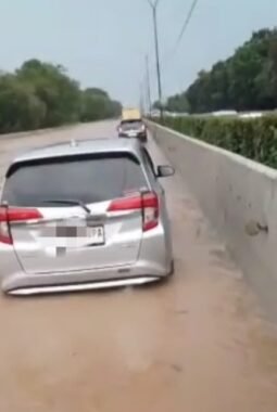 Macet Parah di Jalan Tol Tangerang -Merak Imbas Hujan Deras