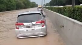 Hujan deras menyebabkan kali sabi meluap ke tol Jakarta Tangerang menyebabkan banjir dan  Kemacetan di KM 24 arah Jakarta dan arah Tangerang, foto tangkapan layar pengguna jalan tol