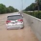 Hujan deras menyebabkan kali sabi meluap ke tol Jakarta Tangerang menyebabkan banjir dan  Kemacetan di KM 24 arah Jakarta dan arah Tangerang, foto tangkapan layar pengguna jalan tol