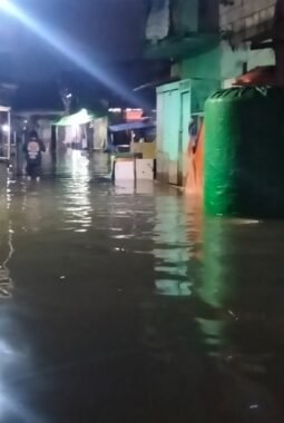 Perkampungan Kapuk Terendam Banjir Usai Hujan Deras Mengguyur Jakarta