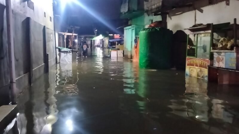 Perkampungan Kapuk, Kecamatan Cengkareng, Jakarta Barat terendam banjir usai hujan deras 