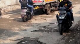 Jalan Rusak Parah di Kali Baru Timur Tak Kunjung di Perbaiki, Ternyata Terkendala Kepemilikan Lahan
