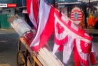 Menjelang peringatan Hari Ulang Tahun (HUT) ke-80 Republik Indonesia pada 17 Agustus mendatang, suasana nasionalisme mulai terasa di berbagai sudut kota. Salah satu tanda yang paling mencolok adalah munculnya para pedagang bendera musiman yang ramai menjajakan dagangannya.