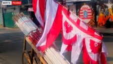 Menjelang peringatan Hari Ulang Tahun (HUT) ke-80 Republik Indonesia pada 17 Agustus mendatang, suasana nasionalisme mulai terasa di berbagai sudut kota. Salah satu tanda yang paling mencolok adalah munculnya para pedagang bendera musiman yang ramai menjajakan dagangannya.