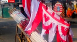 Menjelang peringatan Hari Ulang Tahun (HUT) ke-80 Republik Indonesia pada 17 Agustus mendatang, suasana nasionalisme mulai terasa di berbagai sudut kota. Salah satu tanda yang paling mencolok adalah munculnya para pedagang bendera musiman yang ramai menjajakan dagangannya.