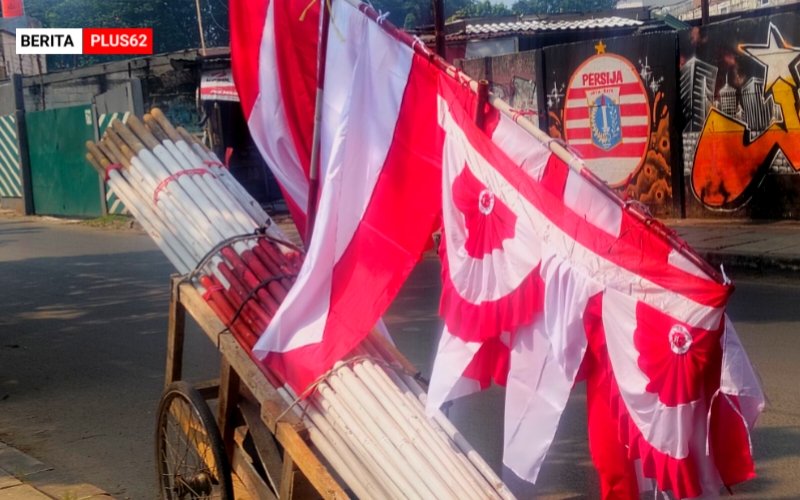 Menjelang peringatan Hari Ulang Tahun (HUT) ke-80 Republik Indonesia pada 17 Agustus mendatang, suasana nasionalisme mulai terasa di berbagai sudut kota. Salah satu tanda yang paling mencolok adalah munculnya para pedagang bendera musiman yang ramai menjajakan dagangannya.