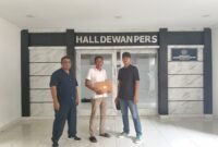 Hasan Bendot sedang di gedung Dewan Pers (foto: Plus62)
