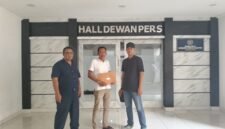 Hasan Bendot sedang di gedung Dewan Pers (foto: Plus62)