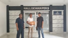 Hasan Bendot sedang di gedung Dewan Pers (foto: Plus62)