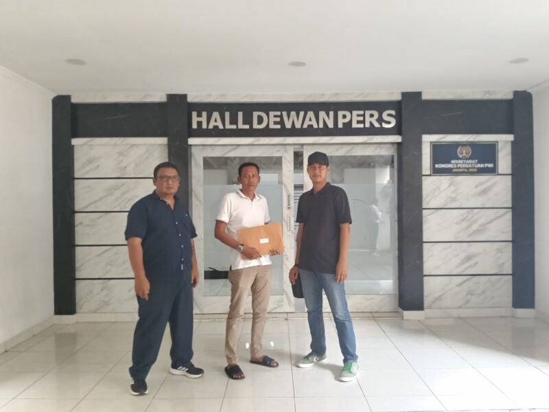 Hasan Bendot sedang di gedung Dewan Pers (foto: Plus62)