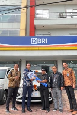 BRI Cabang Jelambar Serahkan Langsung Hadiah Mobil Ertiga kepada Nasabah Pemenang Panen Hadiah Simpedes