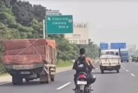 Tangkapan layar video viral aksi nekat pengendara motor di jalan tol Jagorawi 
