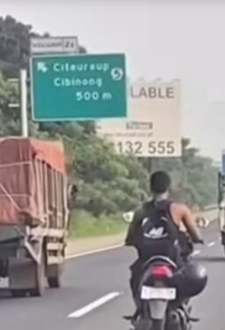 Pengendara Motor Tanpa Helm Nekat Masuk Tol Jagorawi, Aksinya Viral di Media Sosial