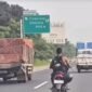 Tangkapan layar video viral aksi nekat pengendara motor di jalan tol Jagorawi 