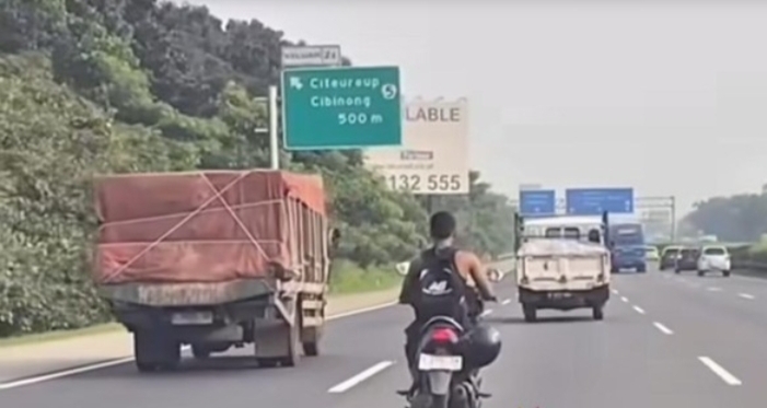 Tangkapan layar video viral aksi nekat pengendara motor di jalan tol Jagorawi 