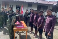 Empat orang anggota OPM ini menyatakan ikrar setia kepada NKRI di halaman Koramil 1717-02/Sinak, kabupaten puncak,Papua Tengah,(9/7/2025).