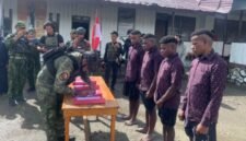 Empat orang anggota OPM ini menyatakan ikrar setia kepada NKRI di halaman Koramil 1717-02/Sinak, kabupaten puncak,Papua Tengah,(9/7/2025).